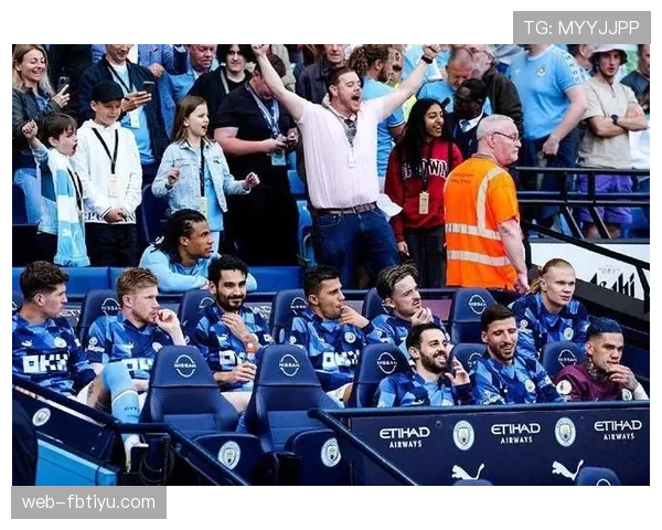 场外替补席冲突如何影响足球犯规与判罚标准？