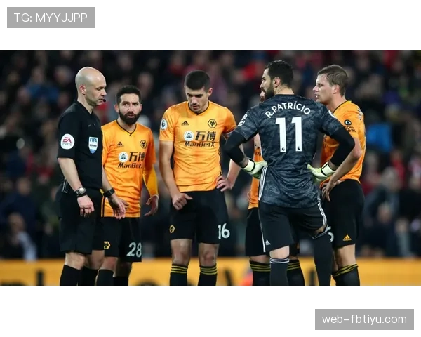 VAR回看流程全解析：裁判如何精准判罚关键瞬间