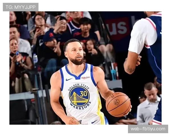 库里利用挡拆拉开空间提升三分命中率，稳定主导球队输出